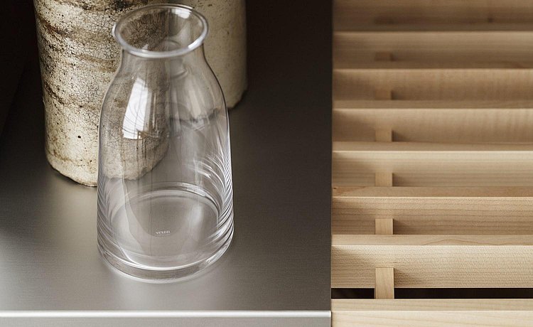 Créer des contrastes en combinant des étagères en grilles de bois et en aluminium