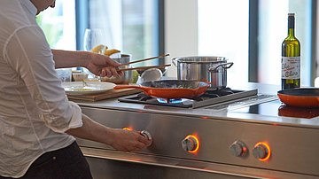 Ville Kokkonen beim Kochen in der Küche