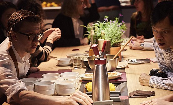 Delicias preparadas en el momento, en el nuevo mobiliario bulthaup, por el equipo del chef germano-japonés Tohru Nakamura