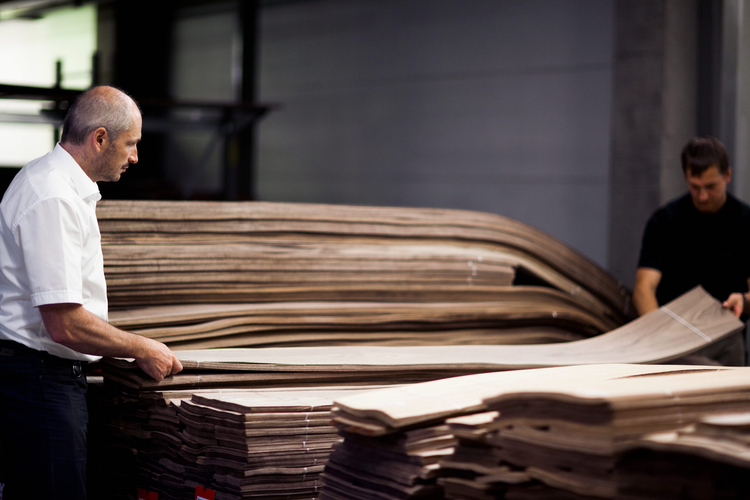 En bulthaup, el maestro artesano de chapado Johann Paintmeier selecciona las láminas de madera